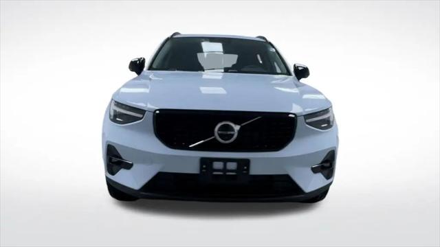 2026 Volvo XC40 Plus, B5 AWD Gas (mild hybrid), Dark