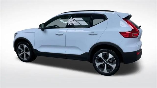 2026 Volvo XC40 Plus, B5 AWD Gas (mild hybrid), Dark