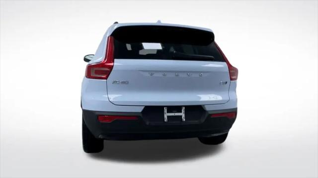 2026 Volvo XC40 Plus, B5 AWD Gas (mild hybrid), Dark