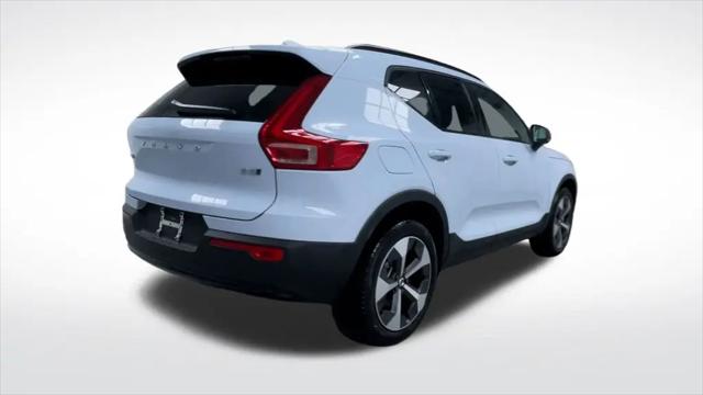 2026 Volvo XC40 Plus, B5 AWD Gas (mild hybrid), Dark
