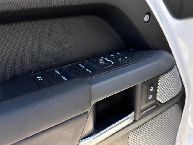 2024 Land Rover Defender 130 P400 X-Dynamic SE