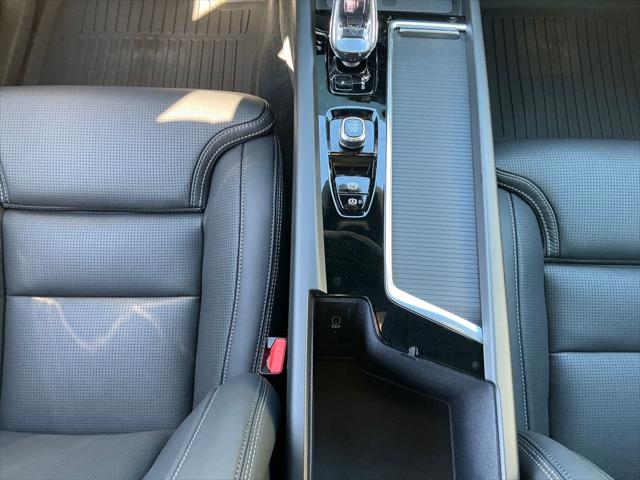 2026 Volvo XC60 B5 Ultra Black Edition