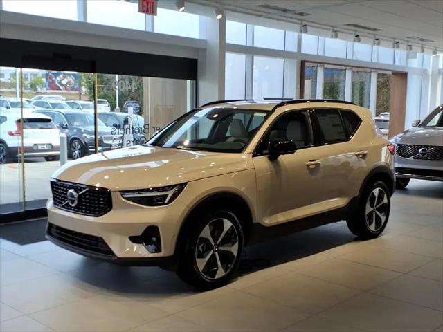 2026 Volvo XC40 Plus, B4 FWD Gas (mild hybrid), Dark