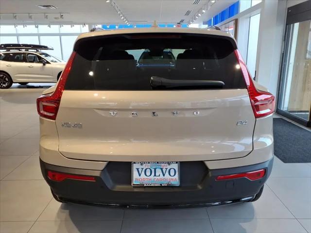 2026 Volvo XC40 Plus, B4 FWD Gas (mild hybrid), Dark