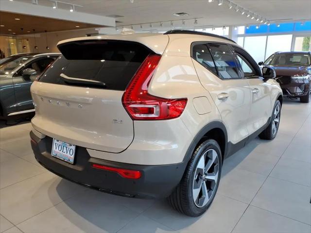 2026 Volvo XC40 Plus, B4 FWD Gas (mild hybrid), Dark