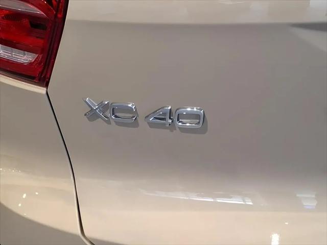 2026 Volvo XC40 Plus, B4 FWD Gas (mild hybrid), Dark