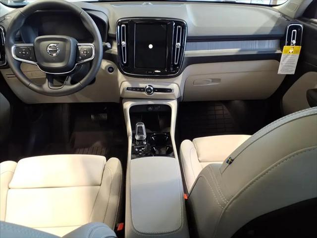 2026 Volvo XC40 Plus, B4 FWD Gas (mild hybrid), Dark