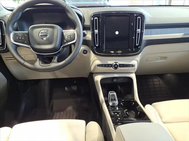 2026 Volvo XC40 Plus, B4 FWD Gas (mild hybrid), Dark