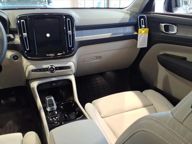 2026 Volvo XC40 Plus, B4 FWD Gas (mild hybrid), Dark