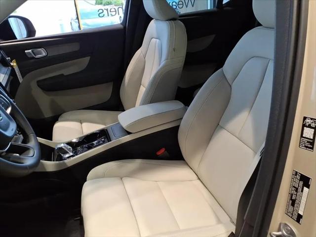 2026 Volvo XC40 Plus, B4 FWD Gas (mild hybrid), Dark
