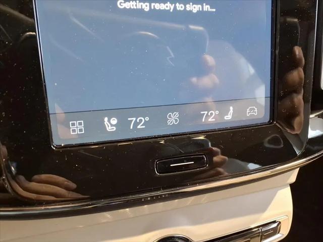 2026 Volvo XC40 Plus, B4 FWD Gas (mild hybrid), Dark
