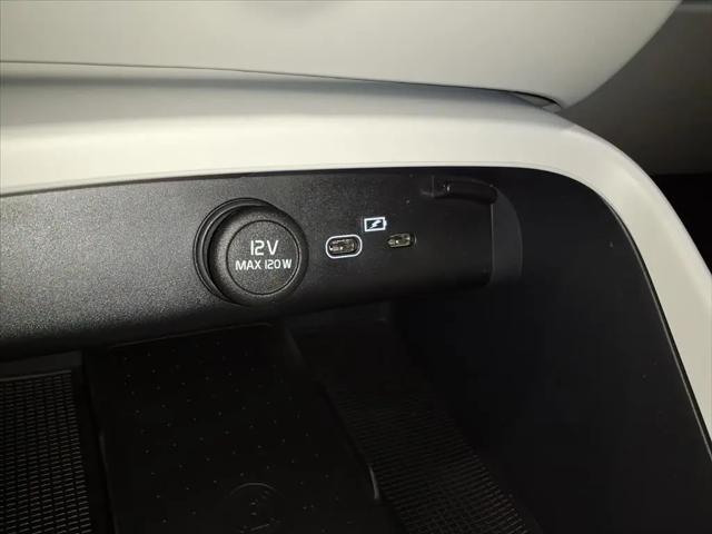 2026 Volvo XC40 Plus, B4 FWD Gas (mild hybrid), Dark