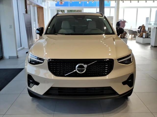 2026 Volvo XC40 Plus, B4 FWD Gas (mild hybrid), Dark
