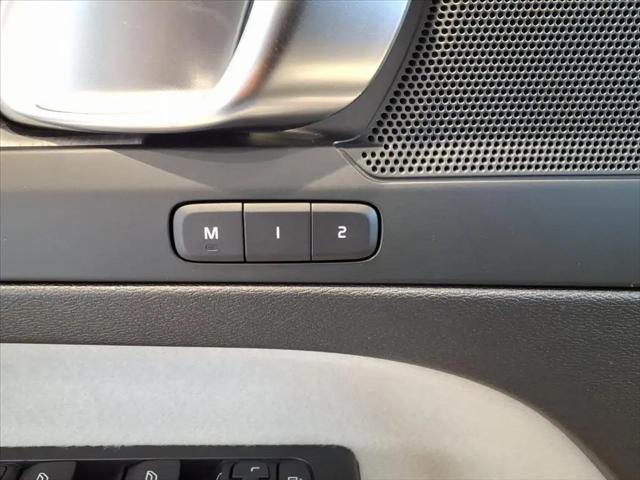2026 Volvo XC40 Plus, B4 FWD Gas (mild hybrid), Dark