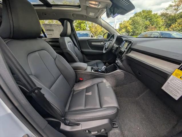 2026 Volvo XC40 Plus, B5 AWD Gas (mild hybrid), Dark