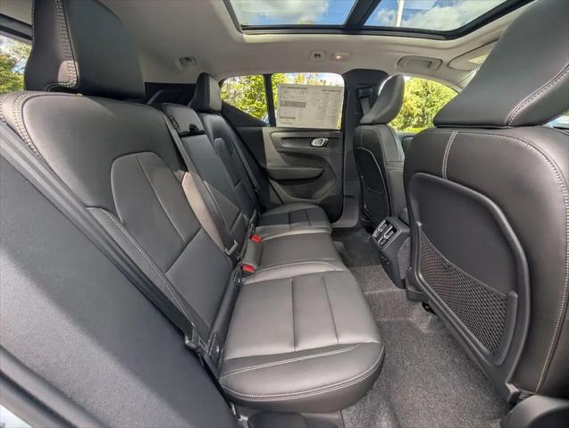 2026 Volvo XC40 Plus, B5 AWD Gas (mild hybrid), Dark
