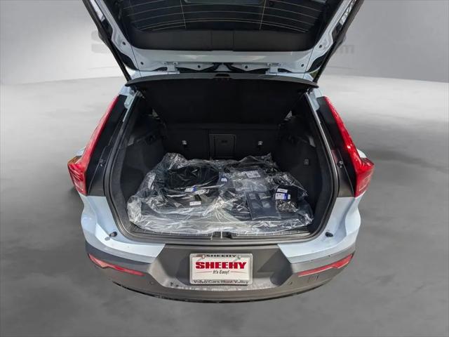 2026 Volvo XC40 Plus, B5 AWD Gas (mild hybrid), Dark