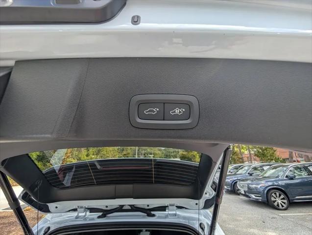 2026 Volvo XC40 Plus, B5 AWD Gas (mild hybrid), Dark