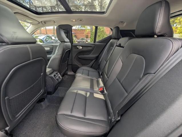 2026 Volvo XC40 Plus, B5 AWD Gas (mild hybrid), Dark