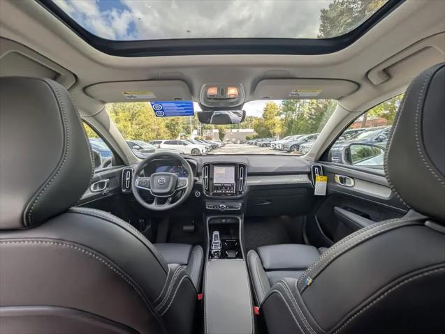 2026 Volvo XC40 Plus, B5 AWD Gas (mild hybrid), Dark