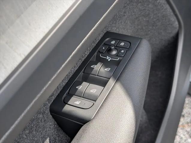 2026 Volvo XC40 Plus, B5 AWD Gas (mild hybrid), Dark