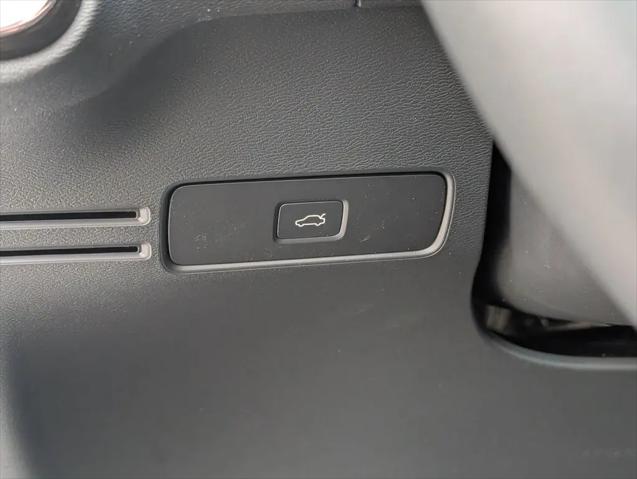 2026 Volvo XC40 Plus, B5 AWD Gas (mild hybrid), Dark