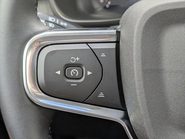 2026 Volvo XC40 Plus, B5 AWD Gas (mild hybrid), Dark