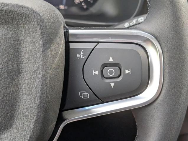 2026 Volvo XC40 Plus, B5 AWD Gas (mild hybrid), Dark