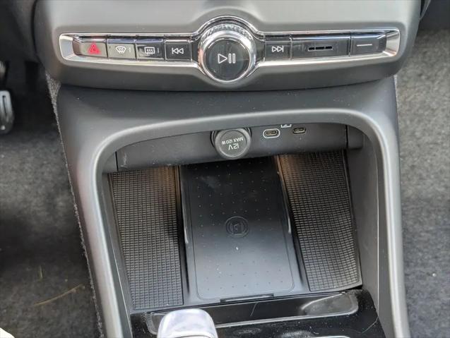 2026 Volvo XC40 Plus, B5 AWD Gas (mild hybrid), Dark