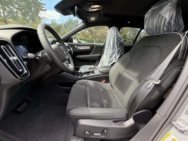 2026 Volvo XC40 Black Edition Ultra, B5 AWD Gas (mild hybrid)