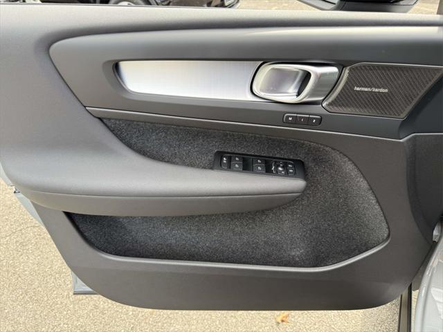 2026 Volvo XC40 Black Edition Ultra, B5 AWD Gas (mild hybrid)