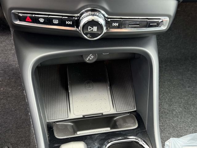 2026 Volvo XC40 Black Edition Ultra, B5 AWD Gas (mild hybrid)