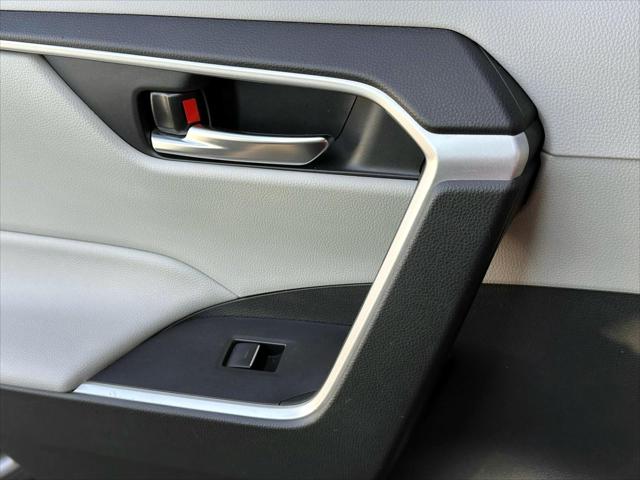 2022 Toyota RAV4 Hybrid XLE [18]