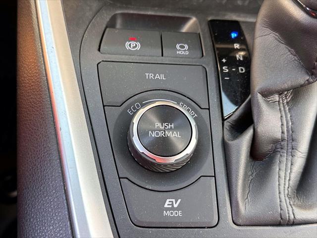 2022 Toyota RAV4 Hybrid XLE [27]