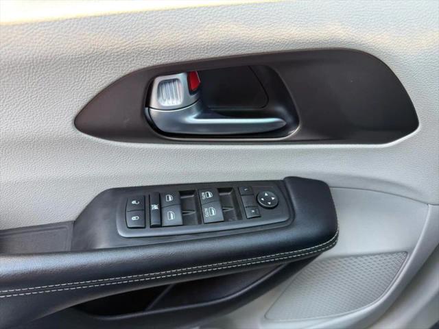 2022 Chrysler Voyager LX