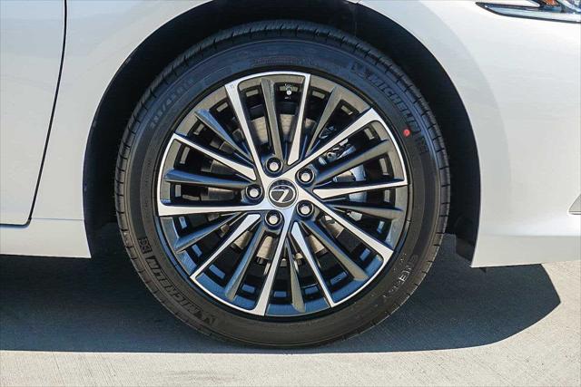 2025 Lexus ES 300h Unknown