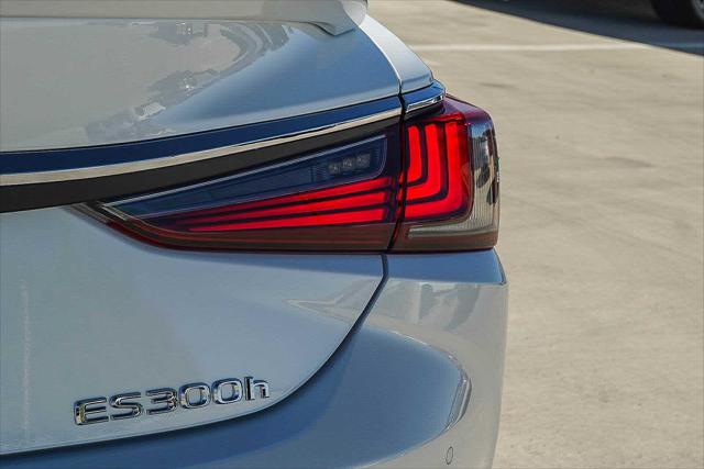 2025 Lexus ES 300h Unknown