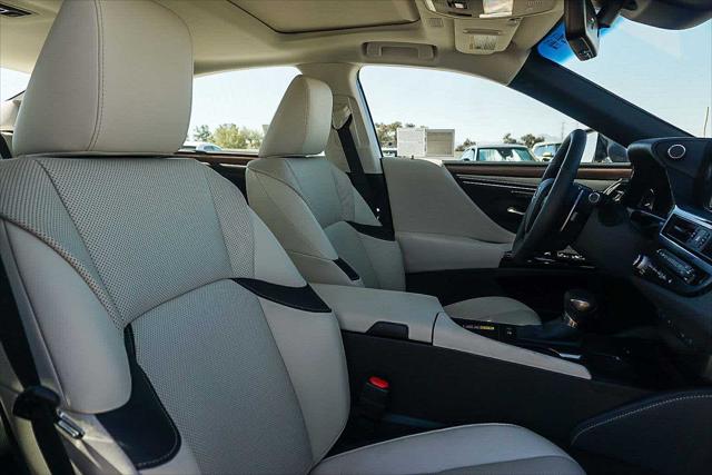 2025 Lexus ES 300h Unknown