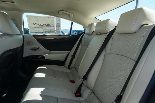 2025 Lexus ES 300h Unknown