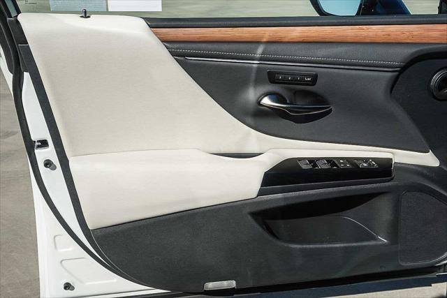 2025 Lexus ES 300h Unknown