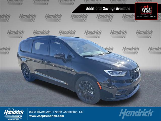 2026 Chrysler Pacifica Select's photo