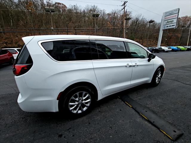 2026 Chrysler Pacifica Select AWD