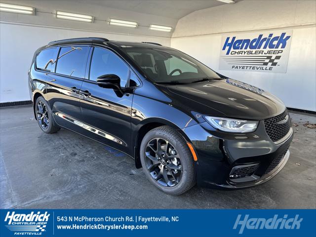 2026 Chrysler Pacifica Select's photo