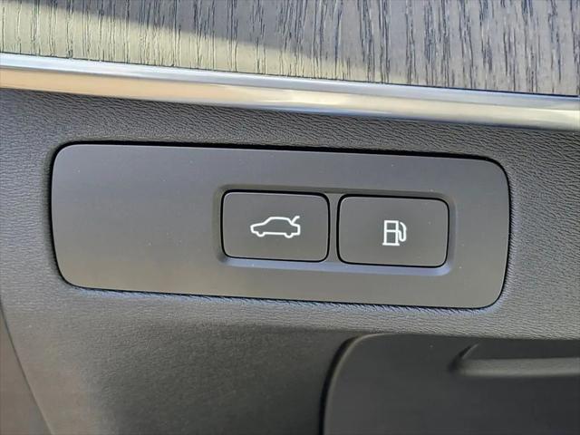2025 Volvo XC90 Plug-In Hybrid T8 Ultra 6-Seater
