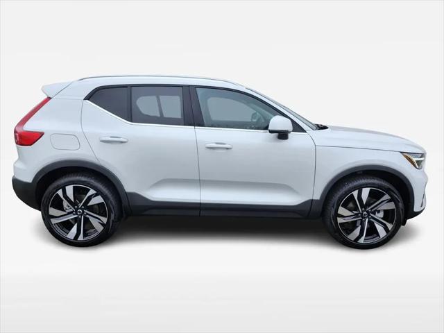 2025 Volvo XC40 B5 Ultra Bright Theme