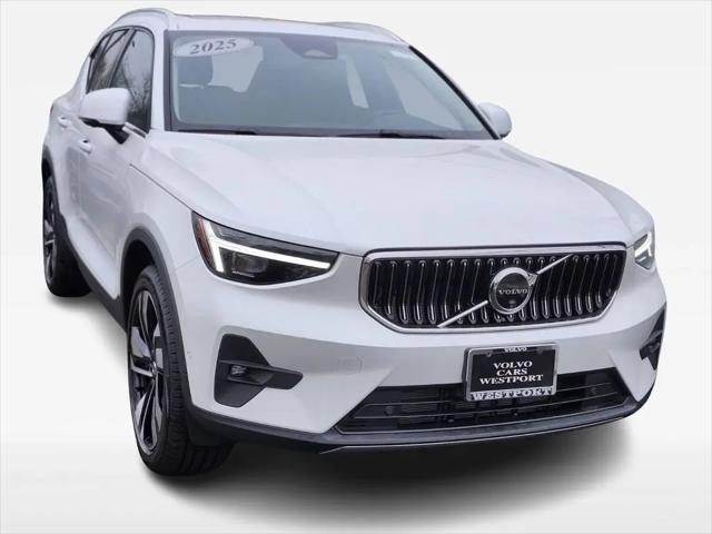 2025 Volvo XC40 B5 Ultra Bright Theme