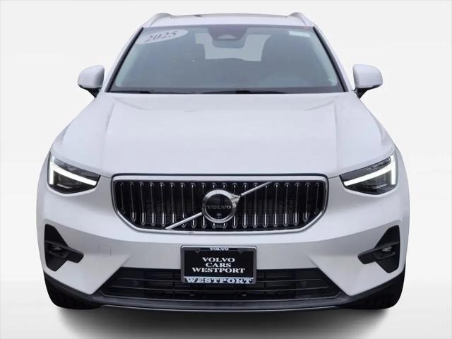 2025 Volvo XC40 B5 Ultra Bright Theme