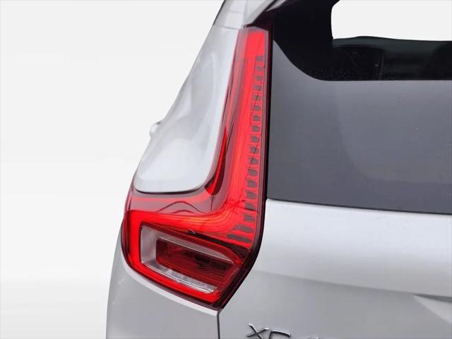2025 Volvo XC40 B5 Ultra Bright Theme
