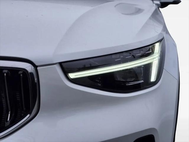 2025 Volvo XC40 B5 Ultra Bright Theme