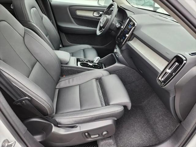 2025 Volvo XC40 B5 Ultra Bright Theme